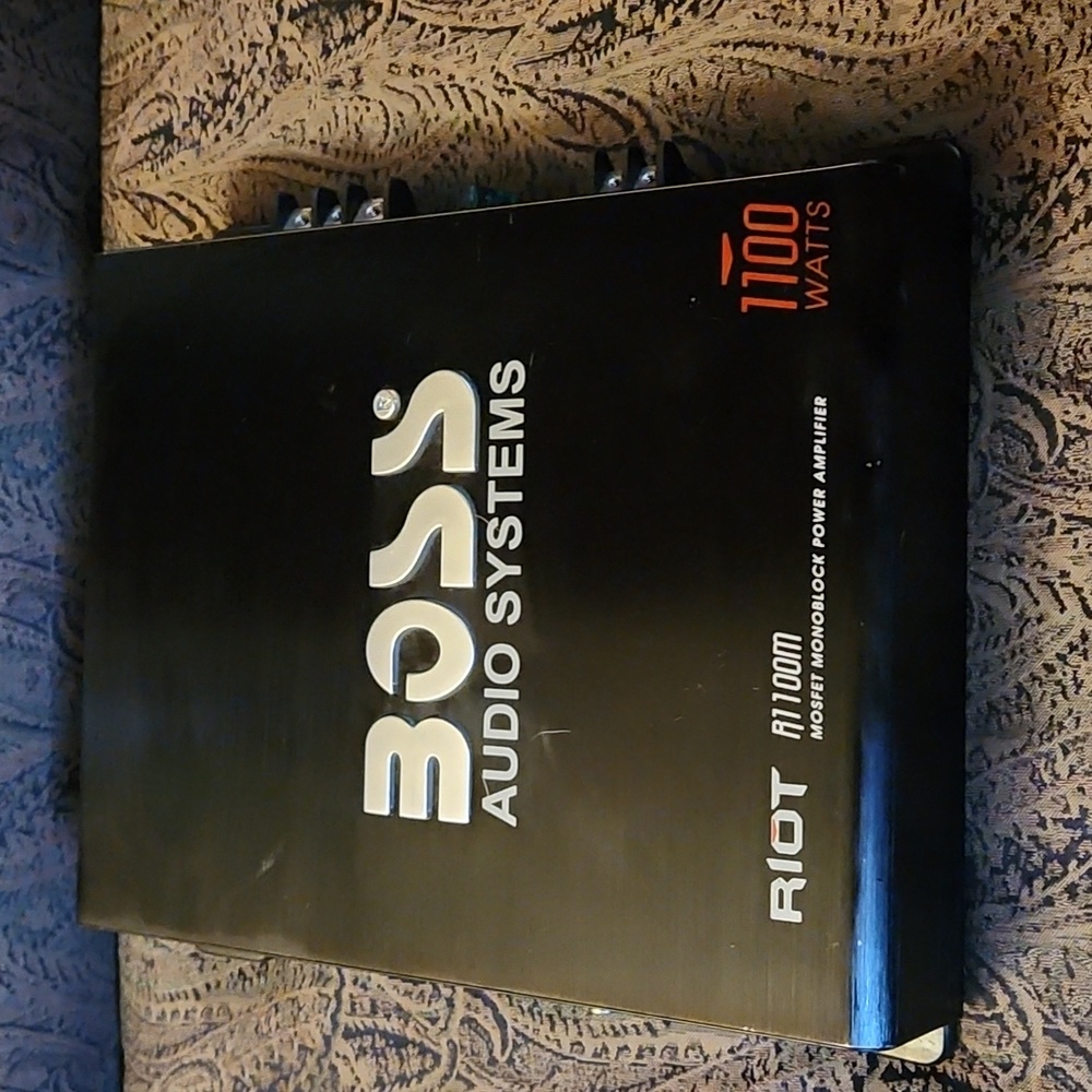 Boss R1100M Riot MOSFET Monoblock 1100 Watt Car Audio Amplifier Black barely use